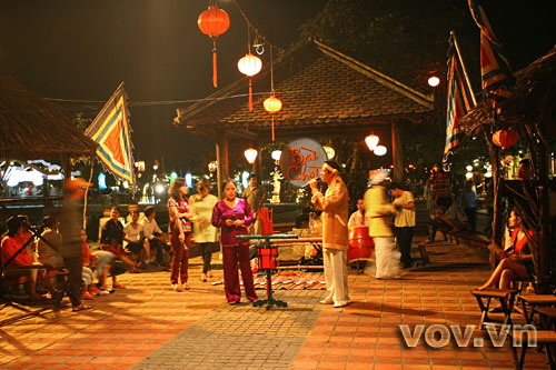 Những đứa trẻ làng chài nghèo lưu giữ hồn cốt dân ca bài chòi (17/12/2017)